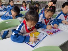 社区巾帼意愿者更是现场拿出多种分歧包拆的食